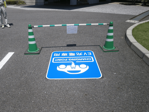 EV路面シート看板施工事例写真 岐阜県 シートタイプ、溶融タイプとありますが、今回は施工性の良いシートタイプをご提案させていただきました