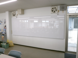 ホワイトボード・黒板看板施工事例写真 愛知県 既製品にはない特注サイズのオリジナルホワイトボードを取付させていただきました