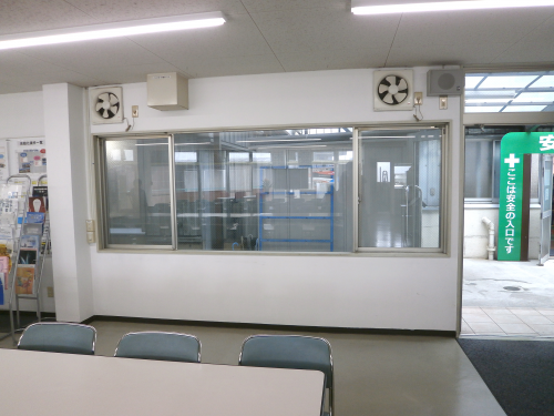 ホワイトボード・黒板看板施工事例写真 愛知県 ガラス窓のサッシ枠いっぱいを利用しての取付