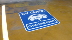 EV路面シート看板施工事例写真 愛知県 駐車場に電気自動車のEVチャージの表示を設置しました