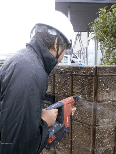 箱文字・切り文字看板施工事例写真 愛知県 コンクリートブロックへの穴あけ作業