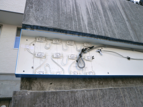 ファサード・壁面看板施工事例写真 愛知県 もちろんボックスはステンレスを使用しているため錆に強く経年劣化で錆の雨水跡がつきにくい仕様です