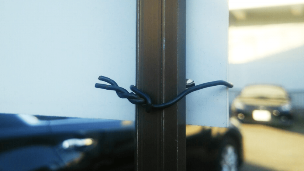 柵へのプレート看板取り付け方法：針金で固定