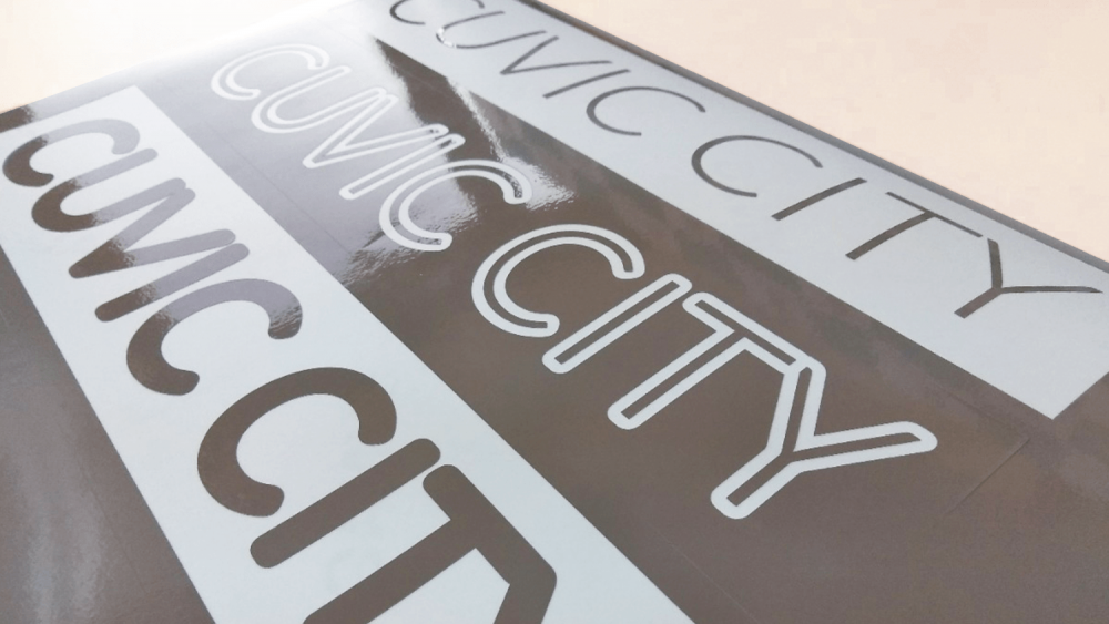 車や窓ガラスに貼れる！カッティングシートで切り文字ステッカーを作成する方法 看板製作 取付 撤去を「東京 大阪 名古屋  福岡を中心に全国対応」CUVIC CITY