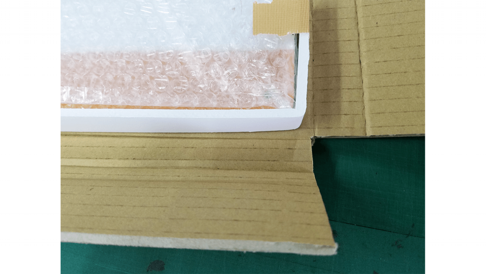 プレート看板を優しく包み込む。アルミ複合板の梱包のコツをご紹介！-アルミ複合板の角をスチレンで覆う