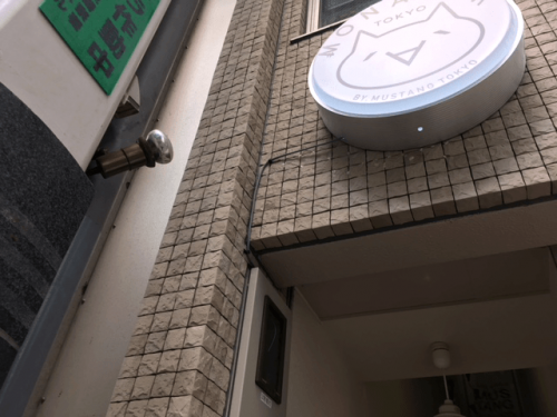 ファサード・壁面看板施工事例写真 東京都 看板からの配線を電源に繋ぎます LEDのため細い配線になるのでモール類などで配管しない方が逆に目立たない場合もあります