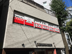 ウィンドウサイン・窓ガラス看板施工事例写真 東京都 当初は高所作業車でのお見積りをさせていただきましたが、公道ではなく私道だったため道路使用許可申請や警備員費用が不要になったことと、簡易足場(ローリングタワー)での作業が可能だったので費用を抑える事ができました