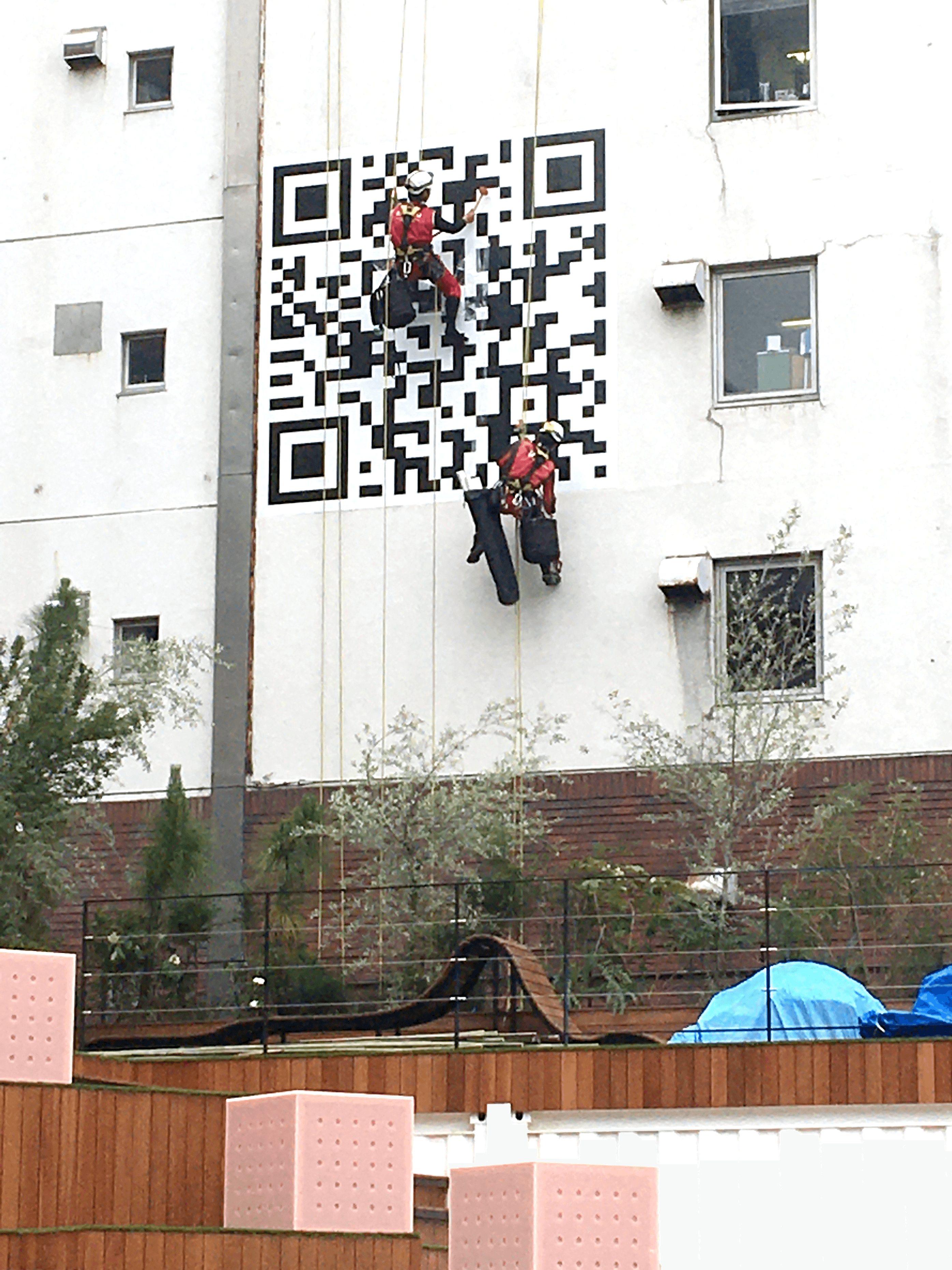 ファサード・壁面看板施工事例写真 神奈川県 外壁に直接貼れる広告シートの貼り付けを依頼したい