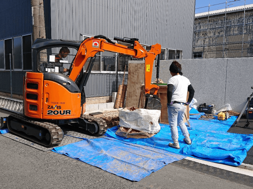 自立・タワーサイン看板施工事例写真 愛知県 穴掘りは重機を使っておこないます