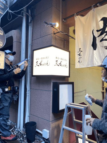 壁面看板・照明看板施工事例写真 東京都 オリジナルLED内照式看板は正面と一方の側面に表示があるため袖看板的な効果もあります