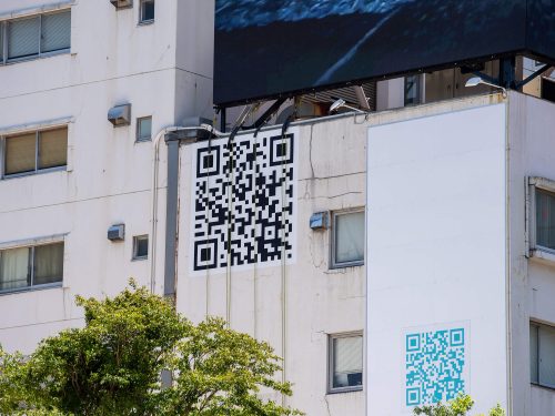 壁面シート看板施工事例写真 東京都 この巨大QRコードは何？と目を引くため通常の看板より効果的かも！