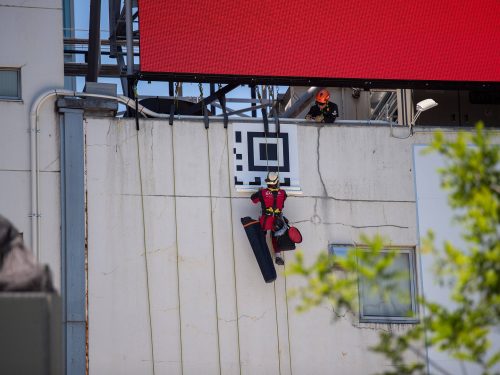 壁面シート看板施工事例写真 東京都 貼り作業ははじめに墨だしをおこない壁になじませるよう貼っていきます