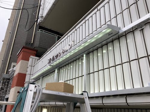 壁面看板施工事例写真 東京都 アンカーの取付位置もタイル目地にすることでタイルの割れを防ぐことができます
