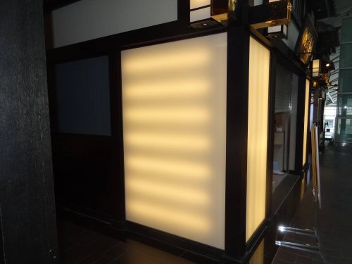 照明看板施工事例写真 愛知県 既設乳半アクリルに電飾用インクジェット出力シートを貼る内容になります