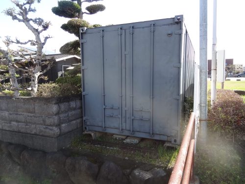 壁面看板・保証プログラム看板施工事例写真 岐阜県 既存のコンテナを利用して誘導の看板を取付です