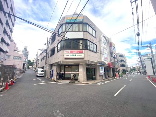ウィンドウサイン看板施工事例写真 東京都 三差路の立地のためどの位置からウインドウサインは視認性がよい場所です