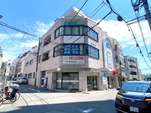 ウィンドウサイン看板施工事例写真 東京都 当初は側面の窓ガラスもシート貼りの予定でしたが、視認性のこともあり正面のみとなります