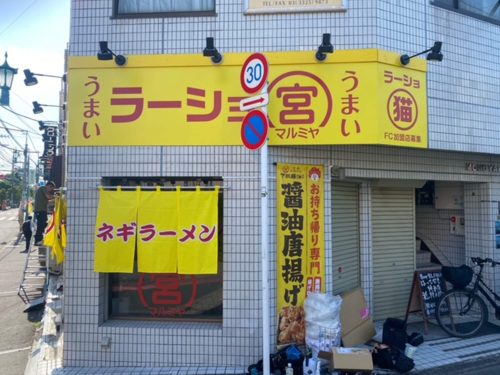 壁面看板施工事例写真 東京都 側面の欄間看板は正面と同じ仕様ですが、のれんは看板としての役目、店内のお客様の目線を隠す役目があります