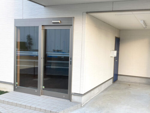 ウィンドウサイン看板施工事例写真 神奈川県 一般的な大きさの入口自動ドア2面いっぱいにシートを貼る御依頼でした