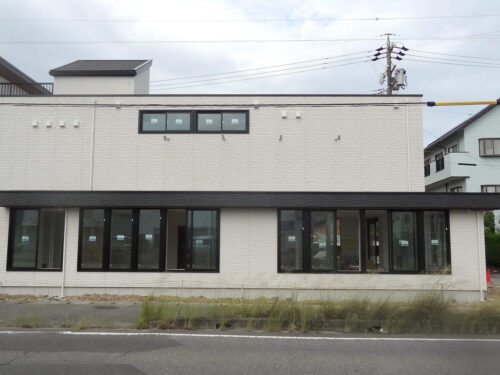 ファサード・壁面看板施工事例写真 愛知県 新築のため真っ新な外観です