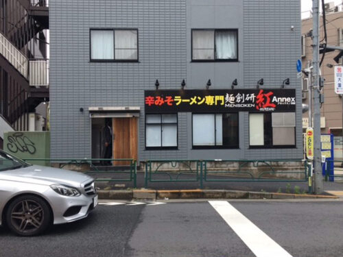 ファサード・壁面看板施工事例写真 東京都 居抜き店舗の看板を利用してのサイン工事です