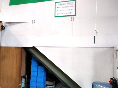 ホワイトボード看板施工事例写真 愛知県 階段側面部分で取付できる壁がない状況です