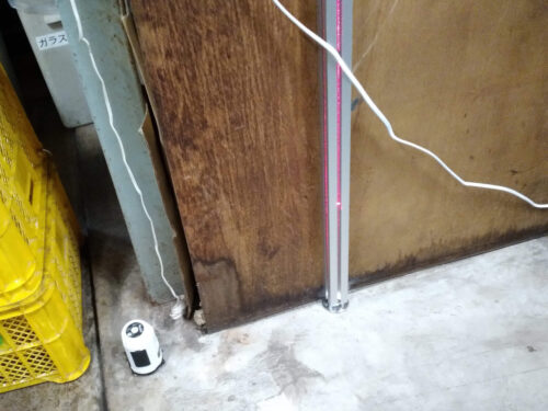 ホワイトボード看板施工事例写真 愛知県 コンクリートの床にもアルミ支柱をあと施工アンカーで固定します